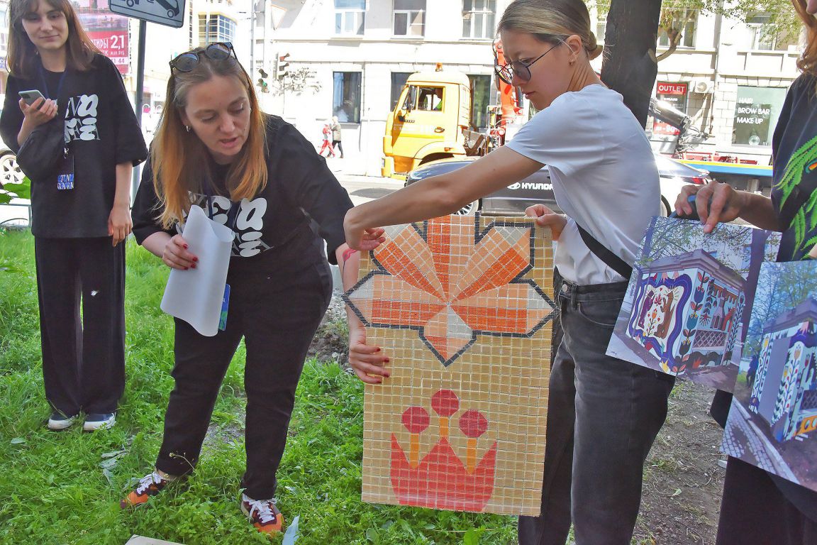 Московская художница на вентиляционной будке создала панно в виде герба  Екатеринбурга. Фото - «Уральский рабочий»